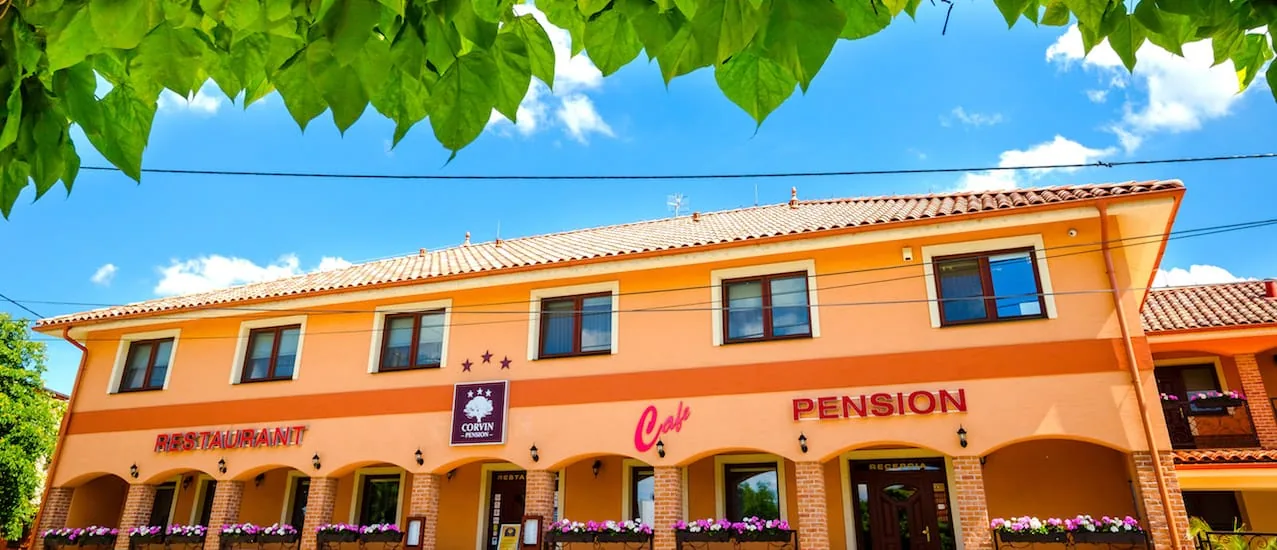 Budova penziónu CORVIN vo Veľkom Mederi