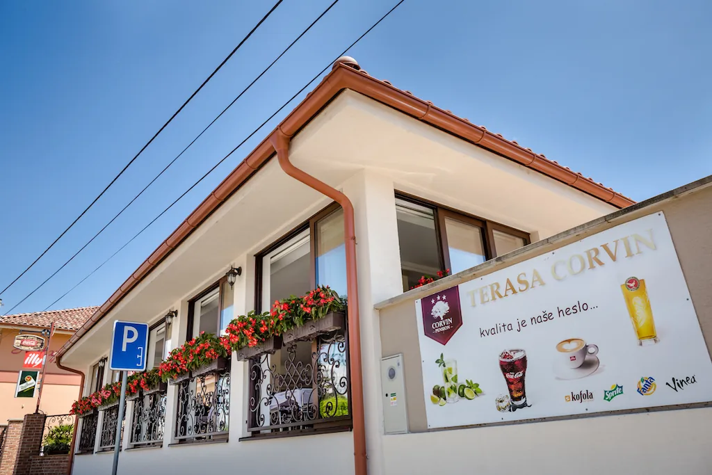 Letná terasa a exteriér reštaurácie CORVIN